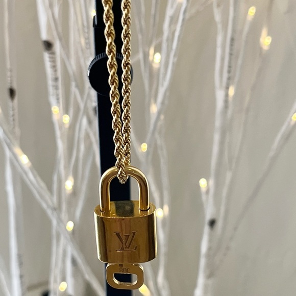 Authentic Louis Vuitton Lock and key necklace 308 - Picture 4 of 13